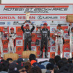 2018年のSUPER GTもてぎ戦、GT300クラスの表彰式（中央＝優勝で王座を決めた黒澤治樹&蒲生尚弥）。