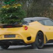 クリスマスツリーを背負ったロータス・エヴォーラ GT410スポーツがドリフト