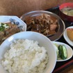 選ぶのがむつかしい肉豆腐ともつ煮。セットの定食という手があった。人気メニューだという。