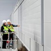 工場の壁にNOx吸収技術を導入するポルシェ・タイカンの生産工場