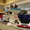 カスタムカーのベースとしても人気の高いハイエースの群れの中に登場したハイエース選挙カー。