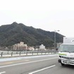 岐阜市内にかかる長良橋を走るeキャンター