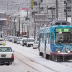 路面状況が悪化する積雪期は、道路上の車との悪戦苦闘が続く札幌市電。右の電車は2018年度の「雪ミク電車」。