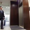 両手がふさがっていてエレベーターのホタンを押せない……