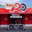 モータースポーツグッズを取る扱うGARAGE Rにはモトファイターの特設撮影スポットも