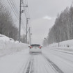 北海道旭川市内から北上。雪の一般道と高速道で試乗した。