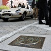 道路元標とジャガーEタイプ