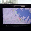 車内のタブレットには目的地までのルートがガイドされる