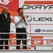 観客にレース打ち切り終了を告げる、GTAの坂東代表（左）と公式アナウンサーのピエール北川氏。