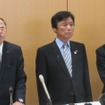 会議に出席した青柳俊彦JR九州社長（左）、小川洋福岡県知事（中）、広瀬勝貞大分県知事（右）。