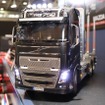 総重量はおよそ4キログラム。最大積載量は7キログラムにも及ぶという巨大なVOLVO FH16の電動RCモデルで登場。トランスミッションは変速操作も可能で、音や振動もリアルに再現されている。実物を目の当たりにすると圧巻の迫力だ。