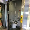 4号車の下り寄りに設けられるトイレのイメージ。バリアフリーに対応している。