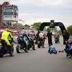 スーパースポーツレース1スタート直前の山中正之選手（日の丸のレザースーツ）（マン島TTレース2019）