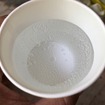 天然の炭酸水でもあるため、なかなか炭酸が抜けない上に、きめが細かく、角の取れた味がする。しかし、成分の関係で錆びたようなにおいもする。