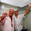 2009年ブラジルGPで年間チャンピオンを決める。向かって左は父、ジョン。