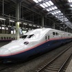 「東京2020大会」のラッピングが施される上越新幹線の2階建て車E4系。E7系の導入により2020年度末に引退することになっており、五輪向けラッピングが花道になる模様だ。