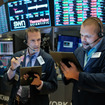 FRBの利下げに反応するニューヨーク証券取引所。