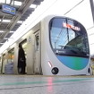 西武新宿駅で発車を待つ30000系電車。この駅を含む通勤利用駅の4駅では、平日朝の混雑予測を表示し、通勤ピーク時間帯以外の利用を促すことが企図されている。
