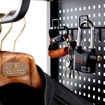 バイク用バッグやツーリングコードを側面に吊理下げられるパンチングボード。市販の25mm幅フックにも対応