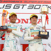 GT300クラスの表彰台頂点に立つ（左から）吉本と宮田。