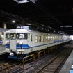 521系の投入により国鉄時代から使われている近郊型電車が淘汰される。写真は現在の茜色に塗り替えられる前の413系電車。