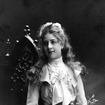 1900年ごろに撮影されたメルセデス嬢。
