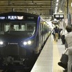 JR新宿駅に乗り入れた相鉄12000系電車。