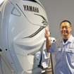新開発のV8船外機「F425A/FL425A」と開発者のヤマハ発動機・小松央昌さん