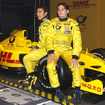 2002年、ジョーダンの新型車発表会での佐藤琢磨。チームメイトはジャンカルロロフィジケラ。