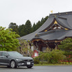 富山の倶利伽羅山不動寺鳳凰殿にて。建物とのコンボでも悪目立ちしないのはV90の美点。