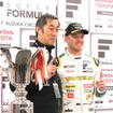 チーム王者DOCOMOダンディライアンを率いてきた村岡潔氏（左）と、ドライバーズチャンピオンのキャシディ（右、TOM'Sチーム）。
