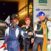 トヨタ・ヤリスWRCで出走した勝田貴元が国際格式部門総合優勝（中央が勝田）。