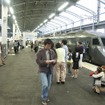 九州新幹線鹿児島ルートが部分開業（2004年3月）した頃の新八代駅ホーム。同駅では鹿児島ルートが全線開業するまで、博多～新八代間の在来線特急『リレーつばめ』（右）と新八代～鹿児島中央間の新幹線『つばめ』（左）が同じホームで乗り換えできるようになっていたが、この対面乗換えを武雄温泉駅で行なう「リレー方式」に佐賀県は同意している。