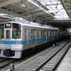 新百合ヶ丘駅に停車する多摩線の列車。同線では新宿発の下り急行が平日深夜に各駅停車となる。また新百合ヶ丘駅では平日の18時台から実施している小田原線列車の多摩線ホーム発着（いわゆる3線運用）を現在より30分繰り上げて開始する。