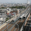 複々線の経堂～千歳船橋間を行く小田急の列車。朝ラッシュ時の上りでは10両の各駅停車が増える。