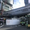 渋谷駅宮益坂口から工事中の銀座線渋谷駅を見る。背景はヒカリエ。現在の駅はJR山手線上方にあるが、新駅は東寄り、東口広場、明治通り上方に移動する。