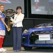 横浜F・マリノス仲川輝人選手（左）、日産自動車副社長 星野朝子氏（右）