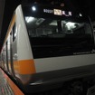 1月1日に運行された中央線の下り終夜列車。東京オリンピック期間中、中央線では、新宿発が快速線で1時50分頃まで、緩行線で2時頃まで終電時刻が繰り下がる。