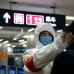 北京市地下鉄駅の入り口で検温（1月26日）　《photo (c) Getty Images》