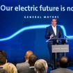 GMの電動ピックアップトラックの生産計画を発表するマーク・ロイス社長