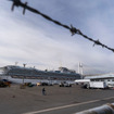 船内で新型肺炎が発生し、乗客が下船できないまま横浜港に停泊しているクルーズ船（2月12日）。