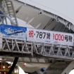 積み込み作業を行うローダーには、1000機目となる記念の横断幕が飾られていた