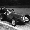 1954年イタリアGPでマセラティを駆るモス。
