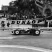 1961年モナコGP、ロータスの車体が壊れて体が素通しになりながらも優勝したモス。