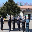 新十津川駅前で行なわれた乗務員への花束贈呈。2020年4月17日。