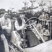 メルセデスのレーシングカーに乗るメルセデス・イェリネックその人（1906年ごろ）