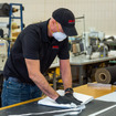 GMの米国工場の従業員が生産する防護服