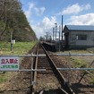 立入禁止の柵が立てられた浦臼町内の旧札的駅。