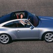 993型・911タルガ（1996年）。スライド式トップになってロールバーの存在感がなくなった。ドア上方、ルーフ左右のフレームは残るので、サンルーフと変わるところはあまりない。