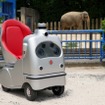 千葉市動物公園で実施された「オンライン動物園」で使われた自動運転ロボ「ラクロ」※実施前に撮影
